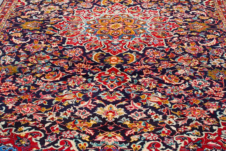 Carpet, western persia, ca 307 x 220 cm.