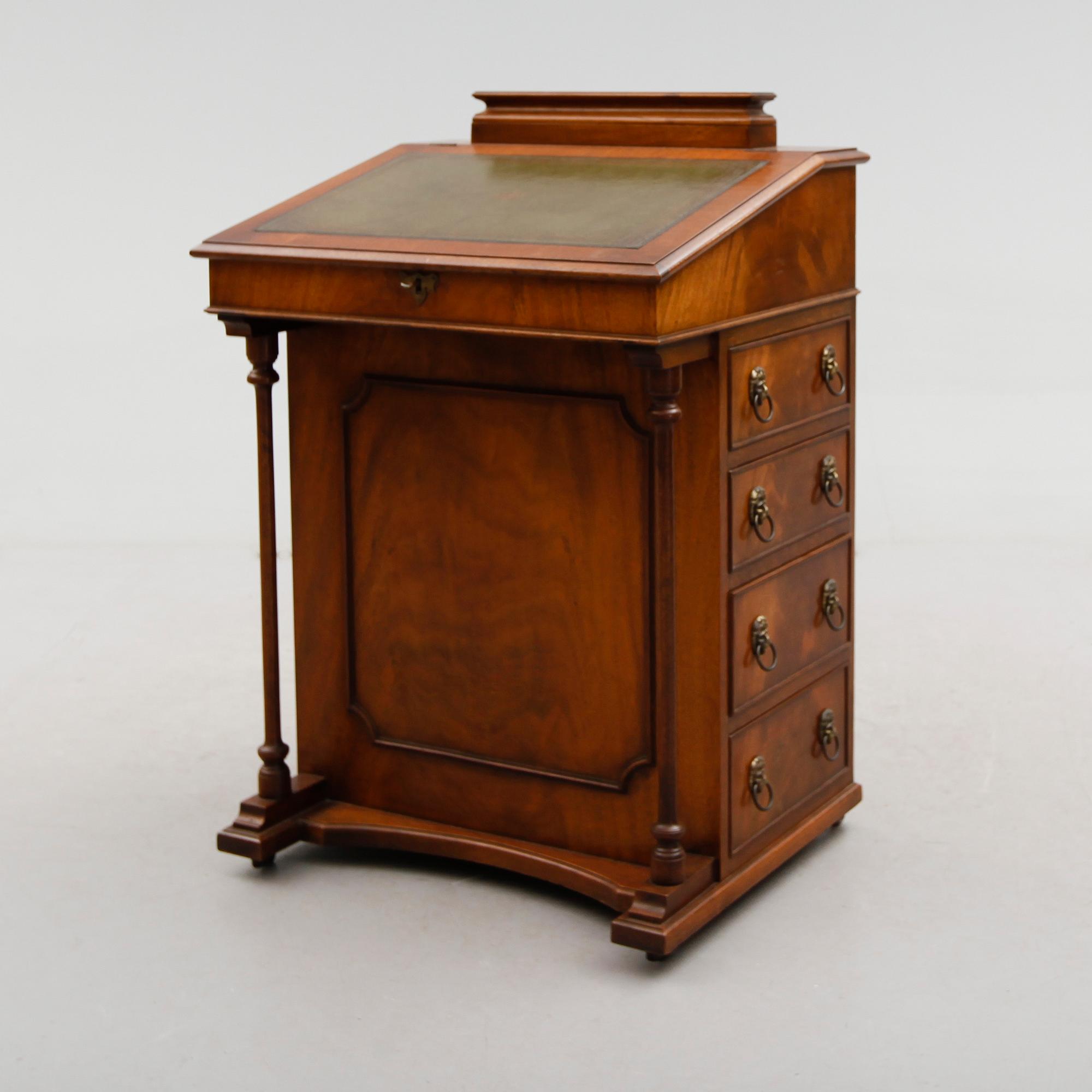 SKRIVPULPET, s k davenport, England, 1900-talets andra hälft.