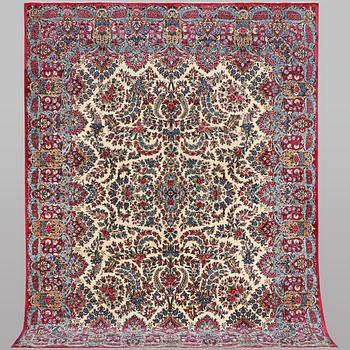 A carpet, semi-antique Kerman Laver, ca 315 x 235 cm.