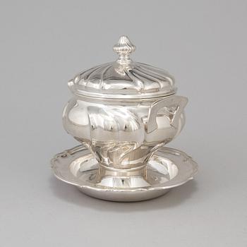 A silver DEEP DISH WITH LID, by Thune, Norway, 20th century.