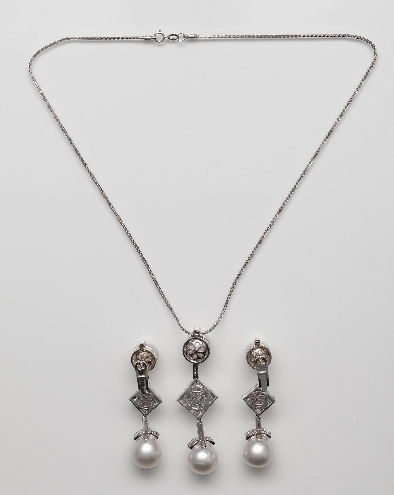 GARNITYR, hänge + örhängen. 18K vitguld. Olikaslipade diamanter ca 3.00 ct. Vikt 37,6 g.
