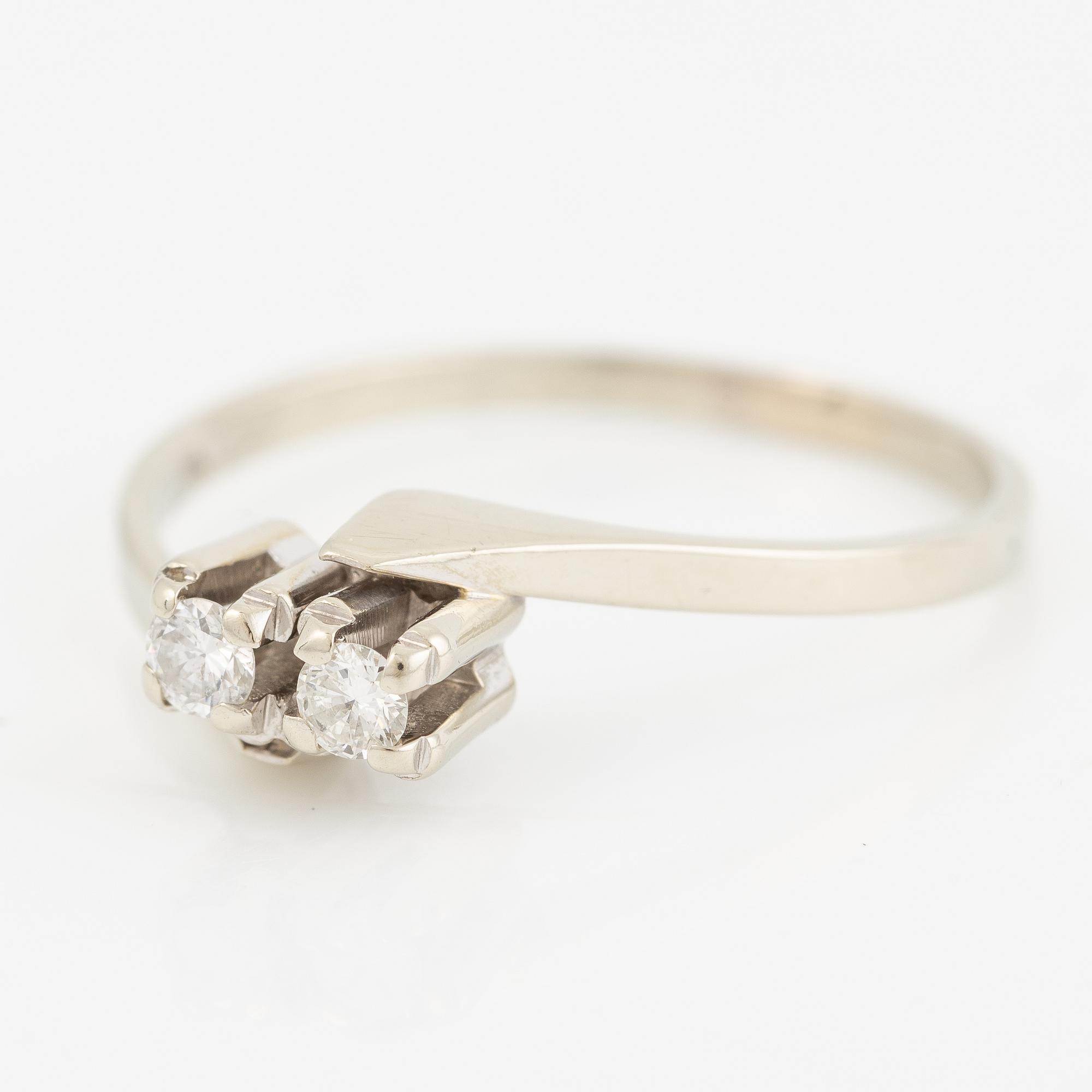 Ring, 18K vitguld med två små briljantslipade diamanter.