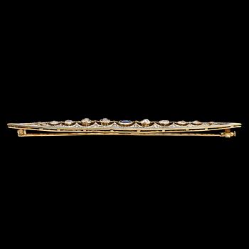 BROSCH 14k guld och silver med 8 gammalslipade diamanter, fasettslipad blå safir och 21 små diamanter. Vikt 9 g.