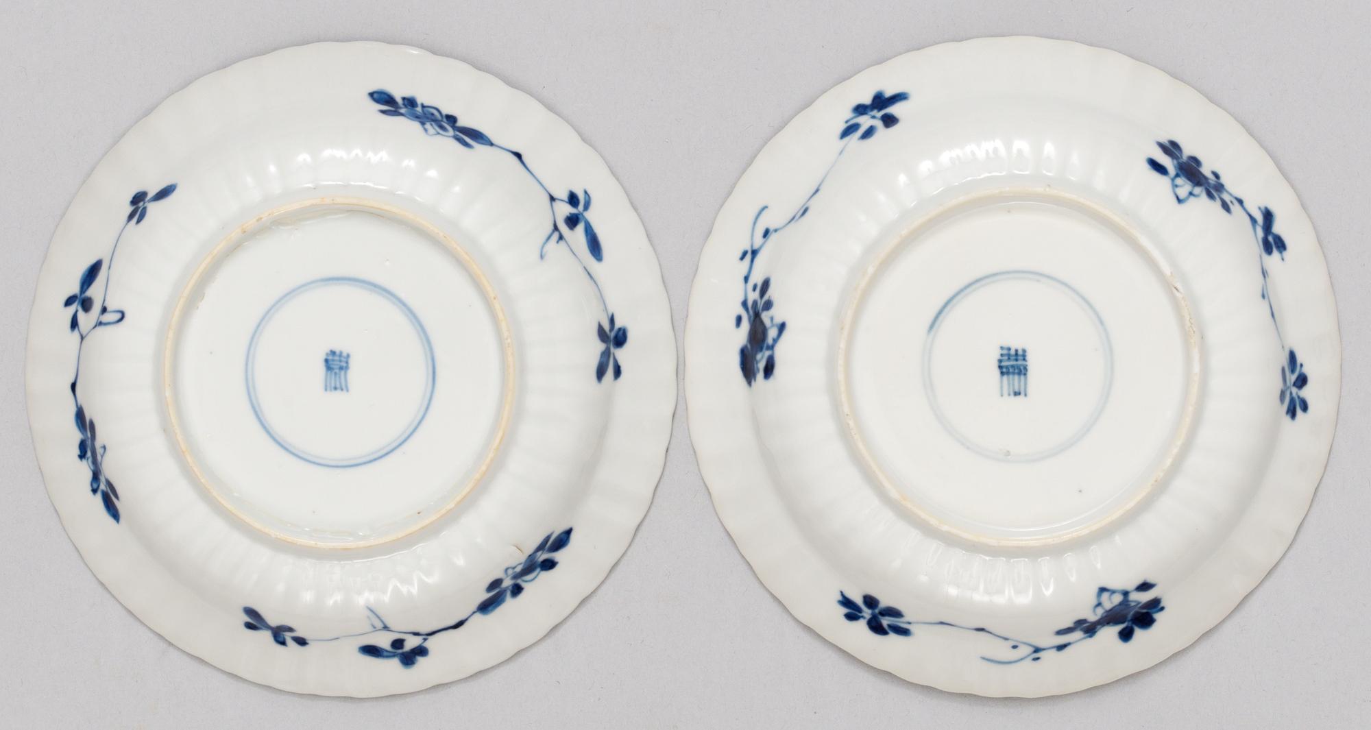 KOPPAR med FAT, ett par, porslin. Qing dynastin, Kangxi (1662-1722).