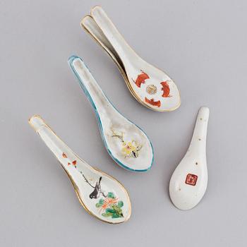 A group of 32 Chinese spoons, 20th Century.