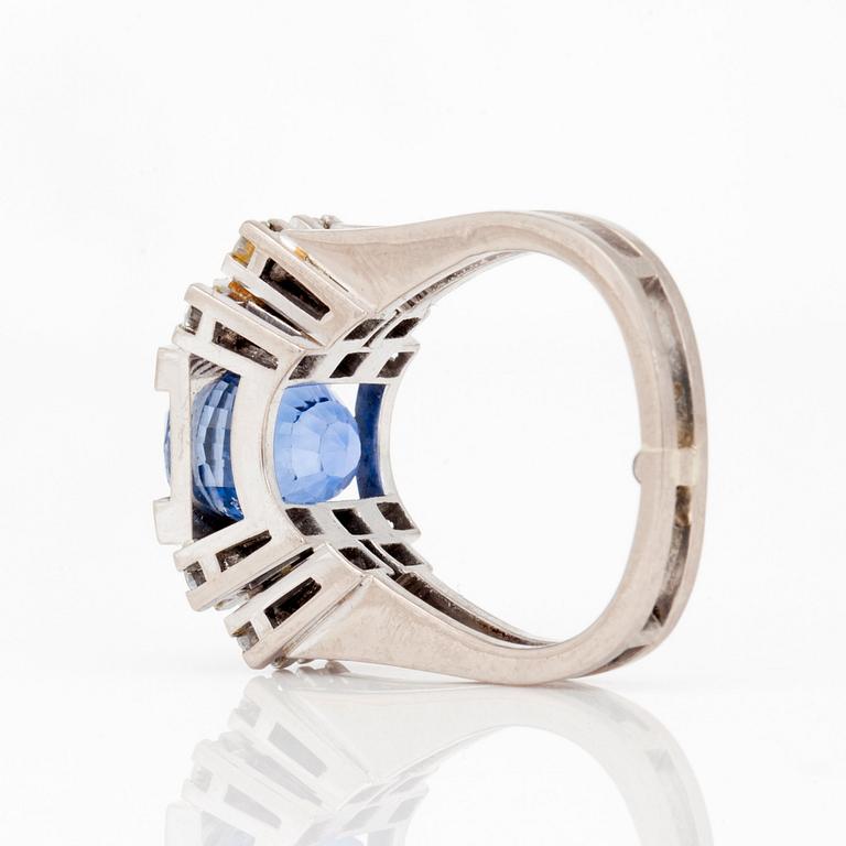 RING med färgväxlande blålila safir ca 8.03ct samt briljantslipade diamanter totalt 0.59ct. Lantz, Stockholm 1989.