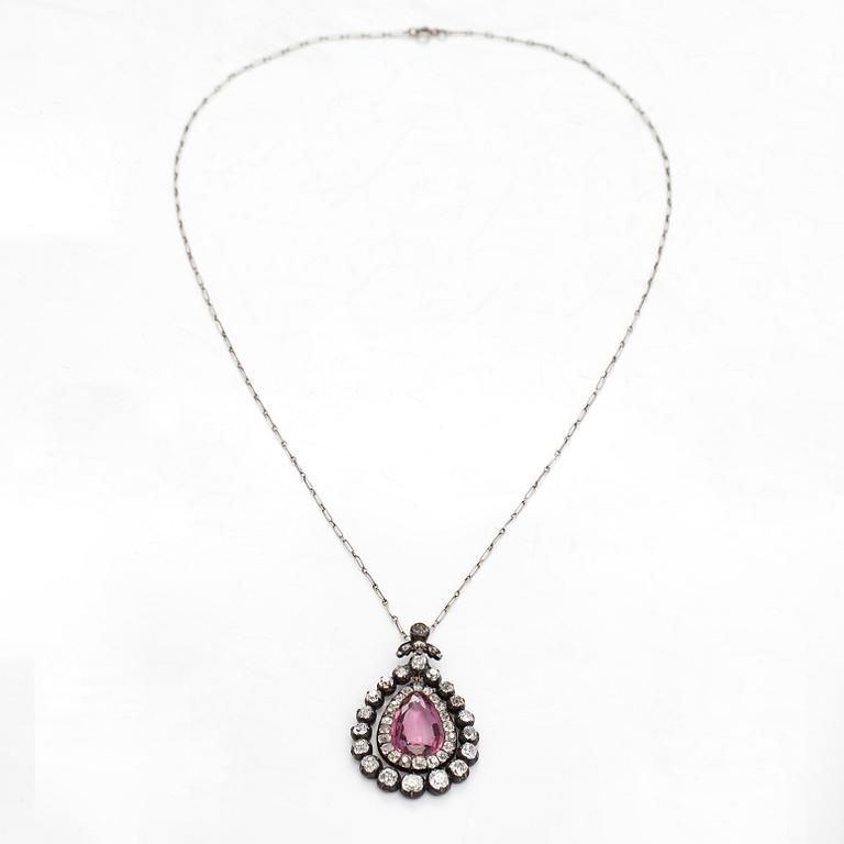 A silver necklace with a synthetic spinel and diamonds ca. 3.00 ct in total. Late 19th century.