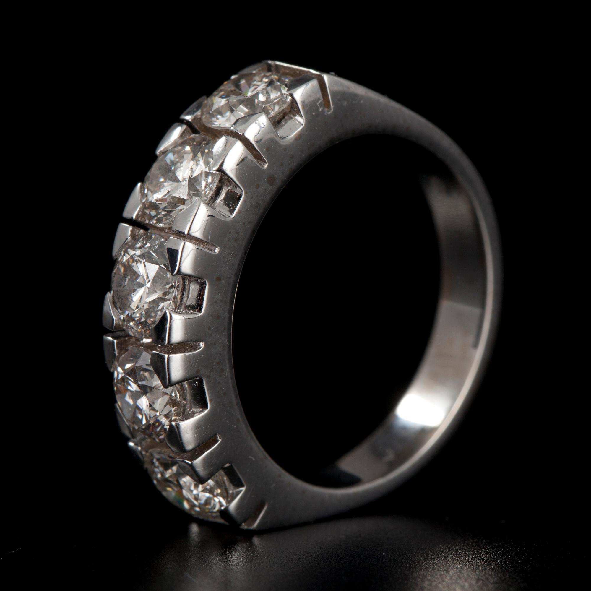 RING, vitguld 14K, 5 st. briljantslipade diamanter, tot. 2,50 ct. Vikt 6,9 g.
