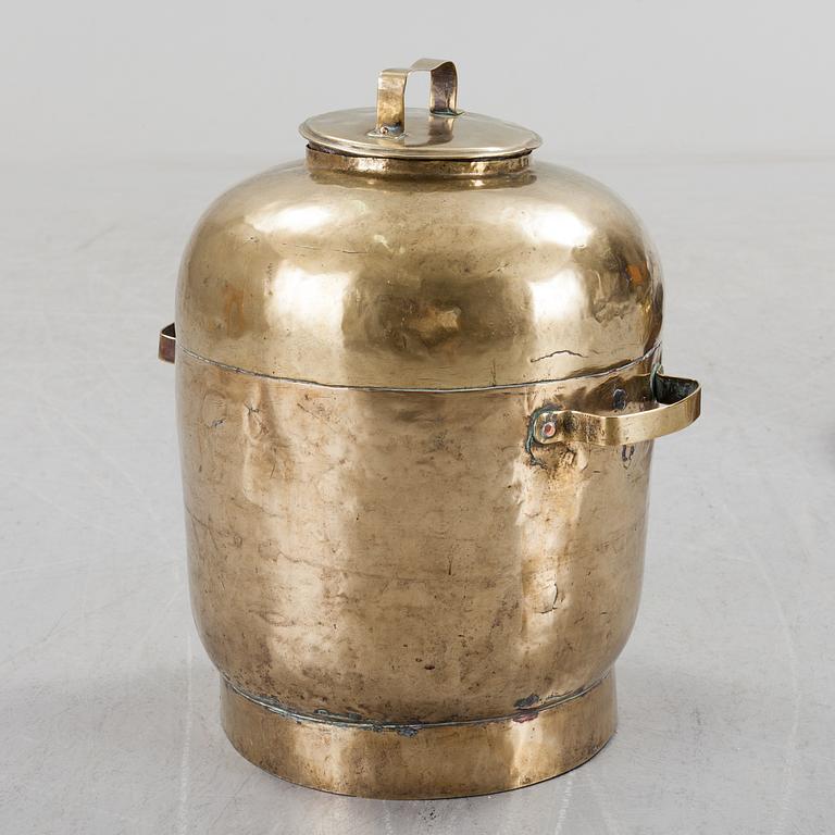 AN 18TH CENTURY WATER BRASS CONTAINER.