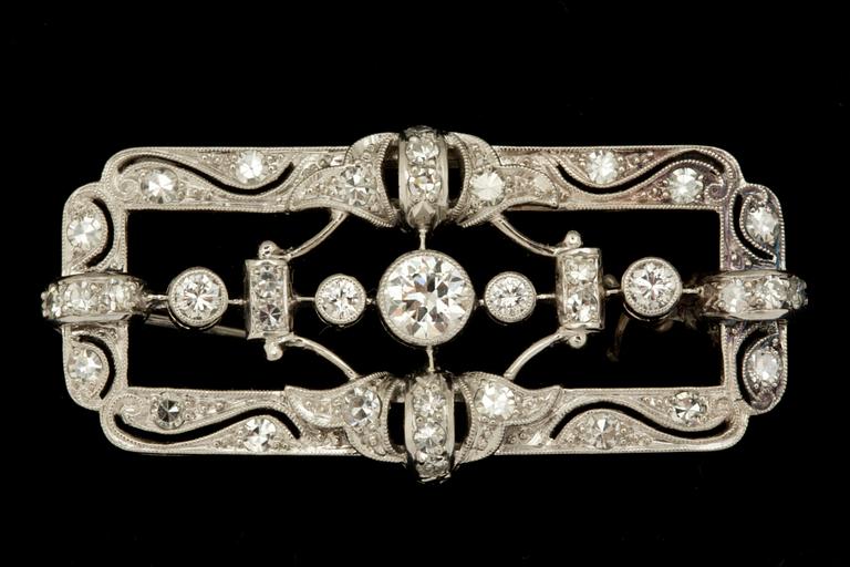 BROSCH, platina med briljantslipade diamanter totalt ca 0.39 ct samt mindre åttkantslipade. Tillverkad av C.G Hallberg.