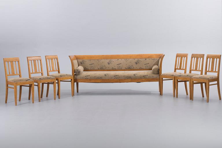 SOFFA samt 6 STOLAR, masurbjörk, omkring 1900.