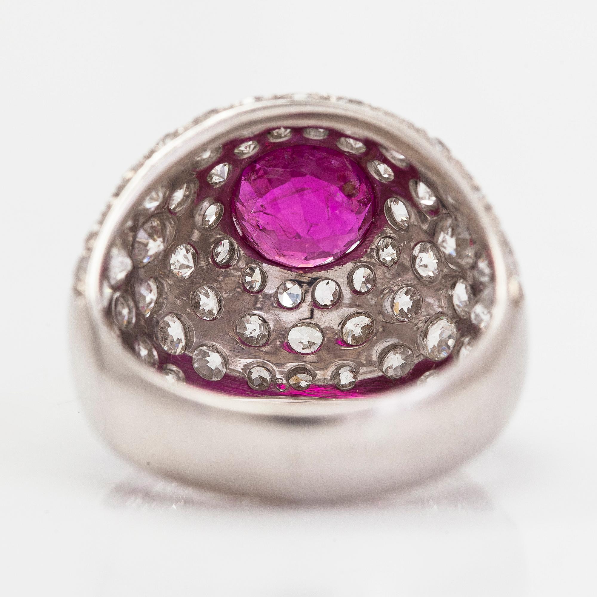 Ring, bombé, 18K vitguld, rubin samt diamanter totalt ca 1.26 ct, CF Carlman, Stockholm 1971.