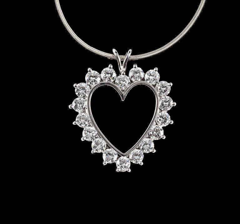 A platinum and diamond heart pendant, tot. app. 2.50 cts.