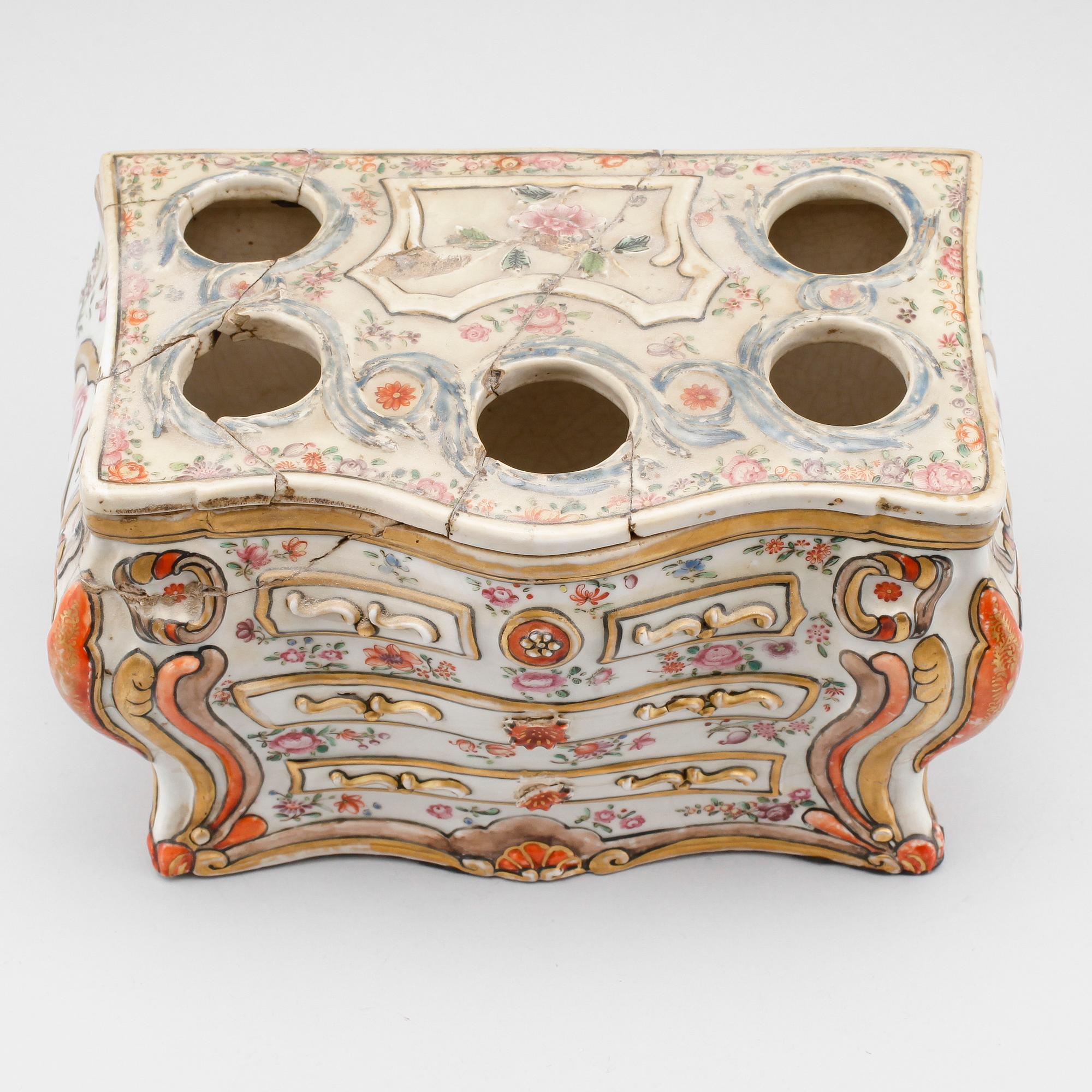 TULPANVAS, porslin, Kina, Qianlong 1736-1795.