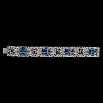 An Art Deco diamond and blue sapphire bracelet, tot. app 10 cts/ resp. 25 cts. 1930's.