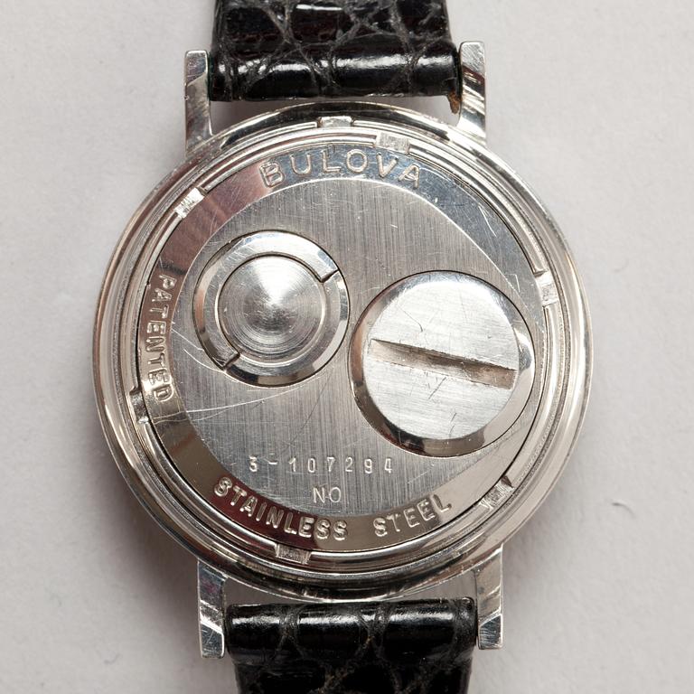 HERRARMBANDSUR, 2 st, Pulsar och Bulova, 1970-tal.