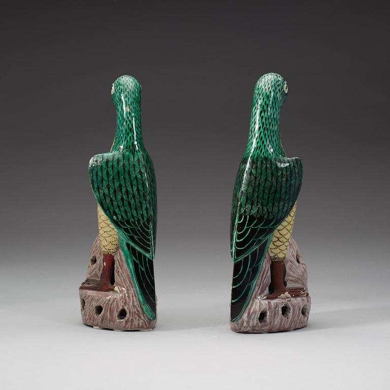 FIGURINER, ett par, porslin. Sen Qing dynasti (1644-1912).