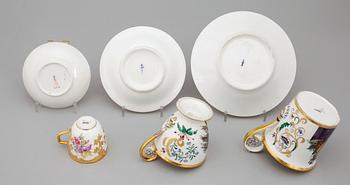 TEKOPP SAMT KAFFEKOPPAR MED FAT, porslin, bla empirestil, Berlin, 1800-tal.