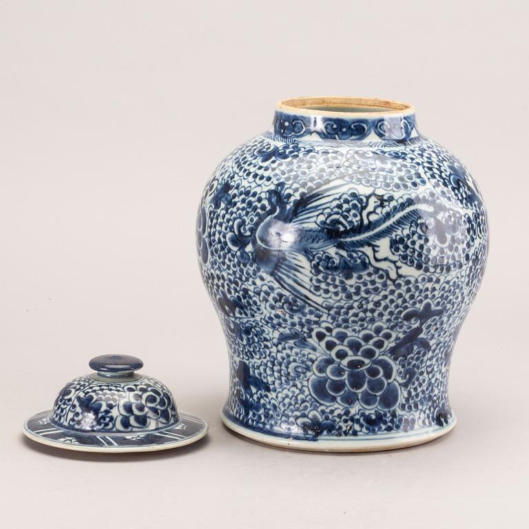 A blue and white phoneix jar with cover, Qing dynasty, 18th Century.