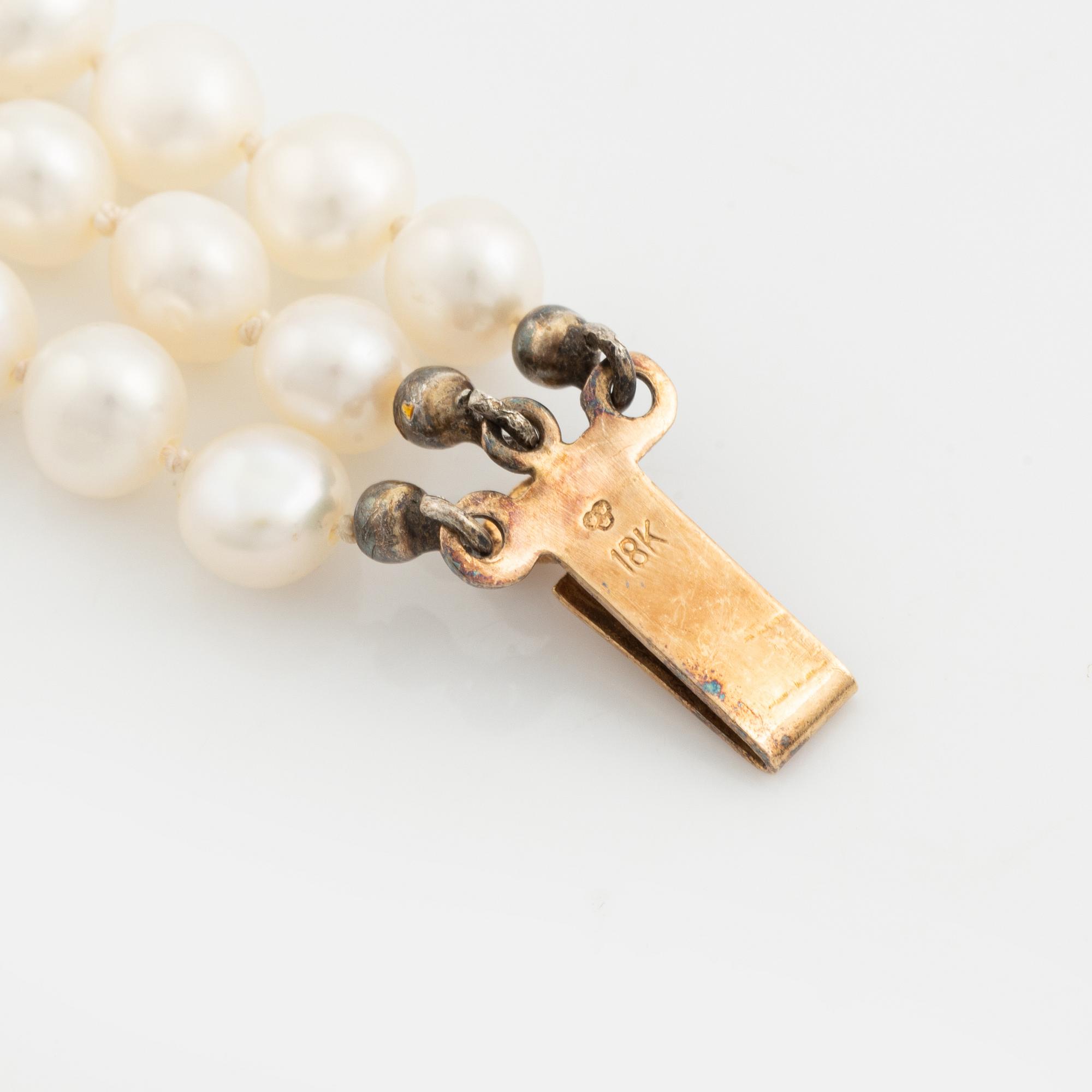 Bracelet, three-stranded with cultured pearls, clasp with a pearl and small diamonds.