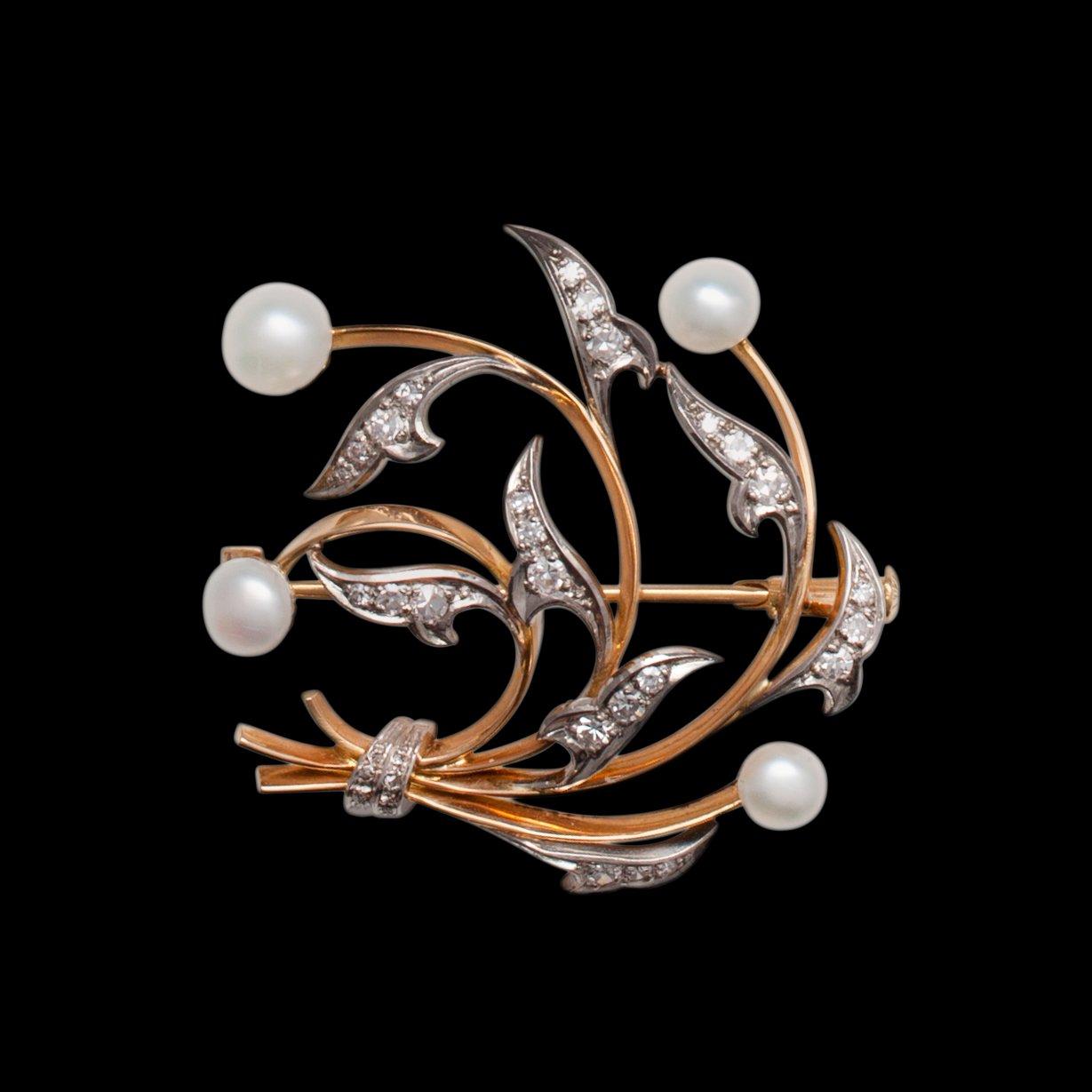 A BROOCH, 18K gold. 8/8 cut diamonds c.a 0.48 ct, cutured pearls. A. Tillander  1950/60 t. Weight 7,5 g.