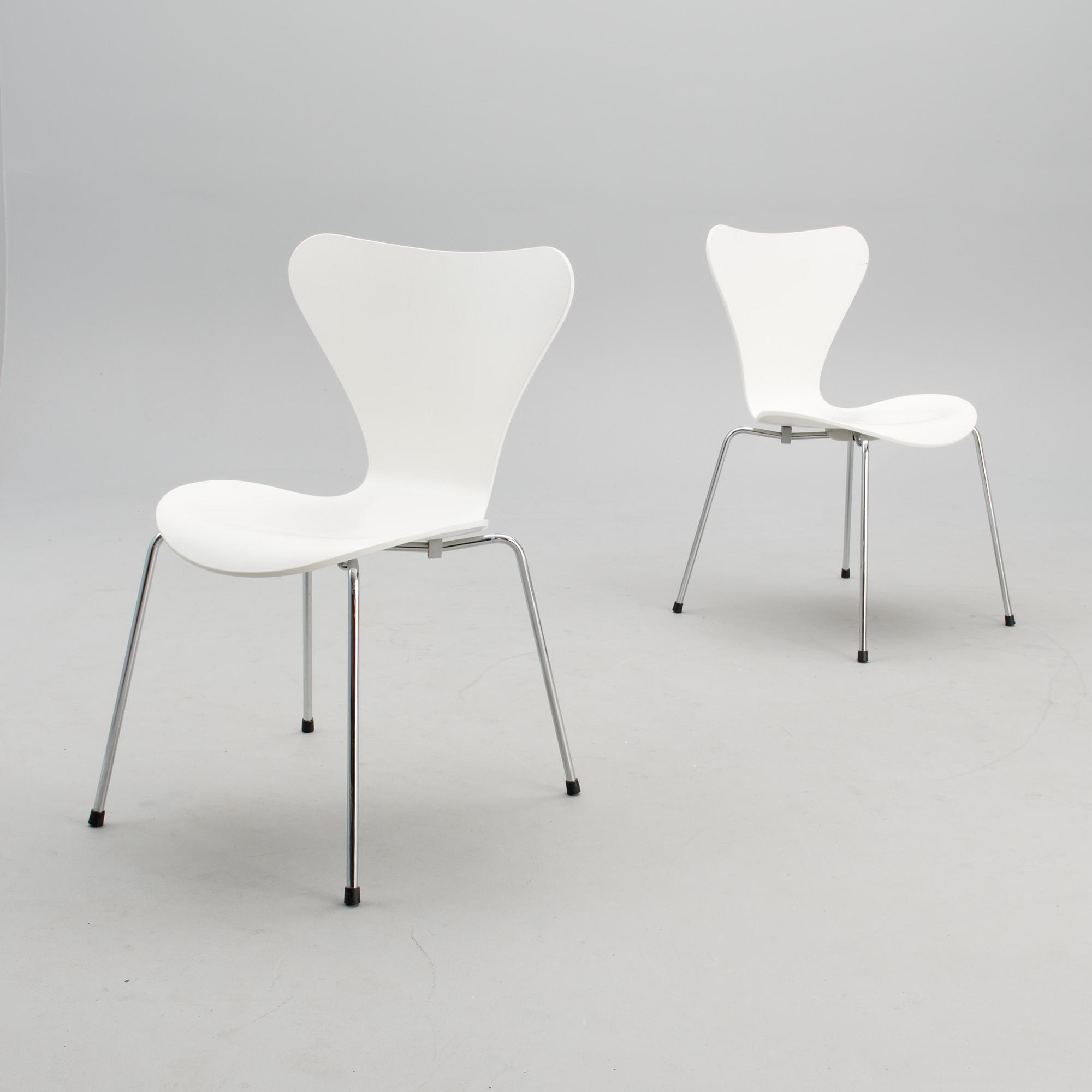 A "Superellips" table and four "Sjuan" chairs, manufacturer's labels, Fritz Hansen, Denmark.