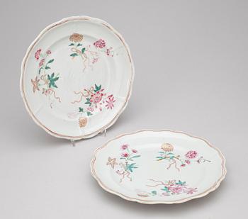 TALLRIKAR, ett par, porslin, Kina, Qianlong (1736-1796).