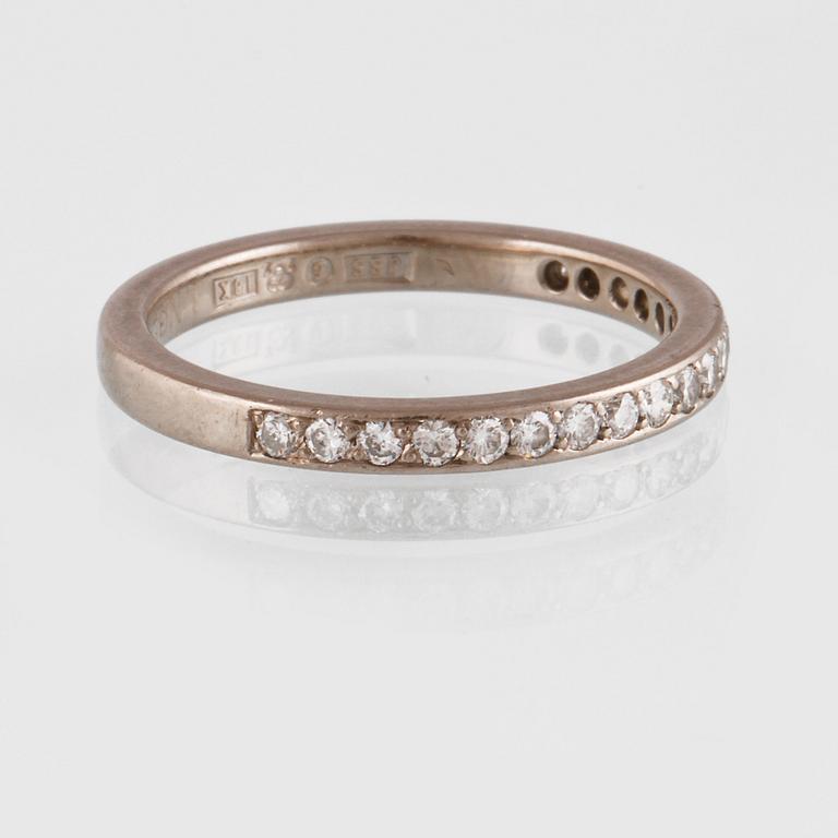 RING, 18K vitguld med briljantslipade diamanter, Jarl Sandin, Göteborg. Vikt 3,7 gram.