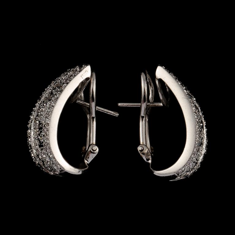 ÖRHÄNGEN, ett par, 14k vitguld med briljantslipade diamanter, ca 2.00 ct. Vikt 7 g.
