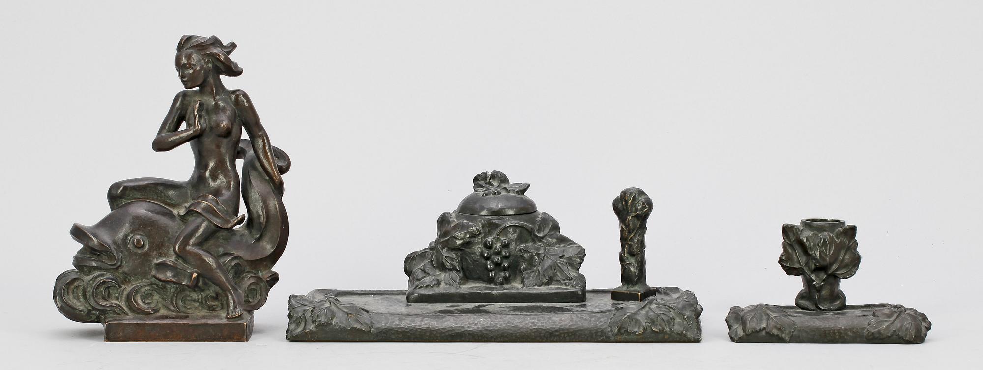 BORDSUPPSATS, 3 delar, brons, märkt Herman Bergmans konstgjuteri, brevpress i brons medföljer, 1900-talets första hälft.