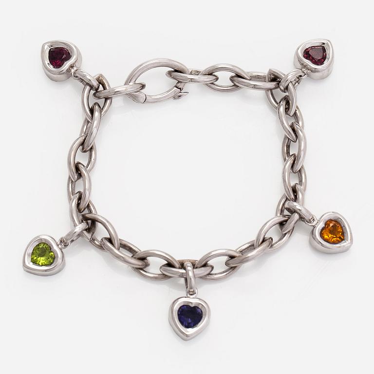 Armband, 18K vitguld med berlocker av hjärtslipade färgstenar och en briljantslipad diamant.