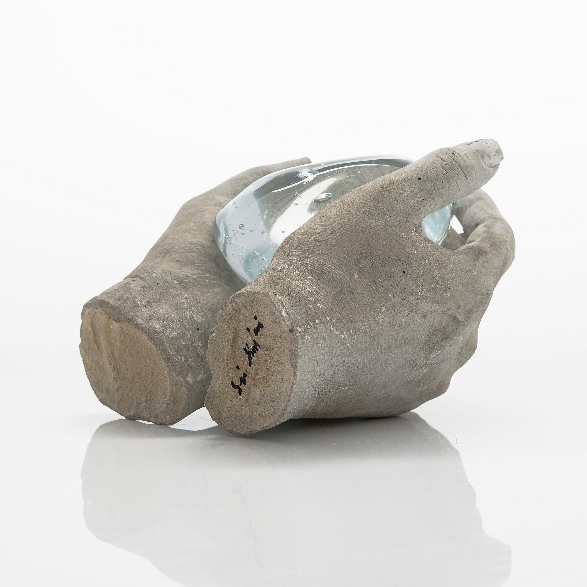 Sini Majuri, skulptur, "Crocodile's tear", signerad Sini Majuri, Suomenlinna 2022.