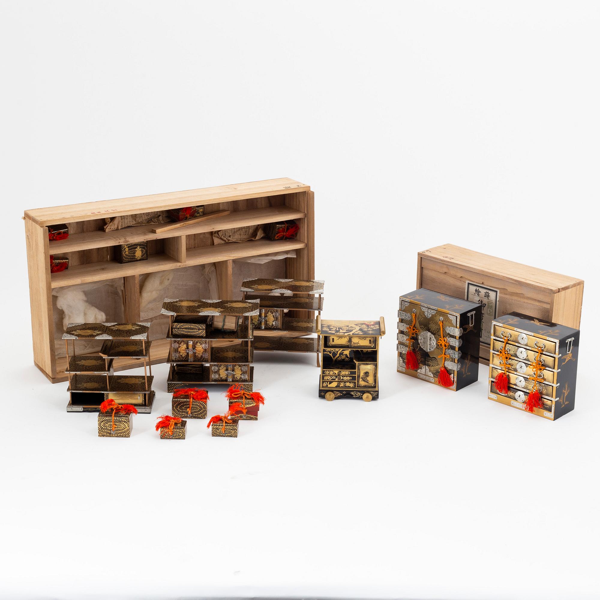 Parti lackerade miniatyrmöbler i trälådor, lack, Japan, tidigt 1900-tal.