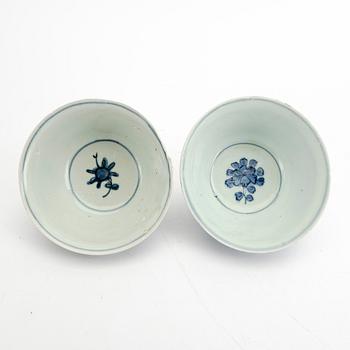 A pair of blue and white bowls, Ming dynasty, 17th Century.