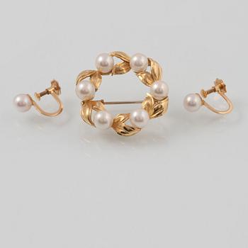 BROSCH SAMT ÖRHÄNGEN, 18K guld med odlade pärlor. Vikt 9,1 gram.