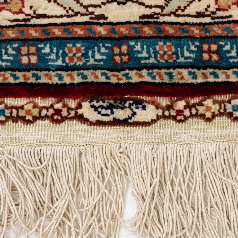 Carpet, Hereke, silk, approx. 98 x 63 cm.