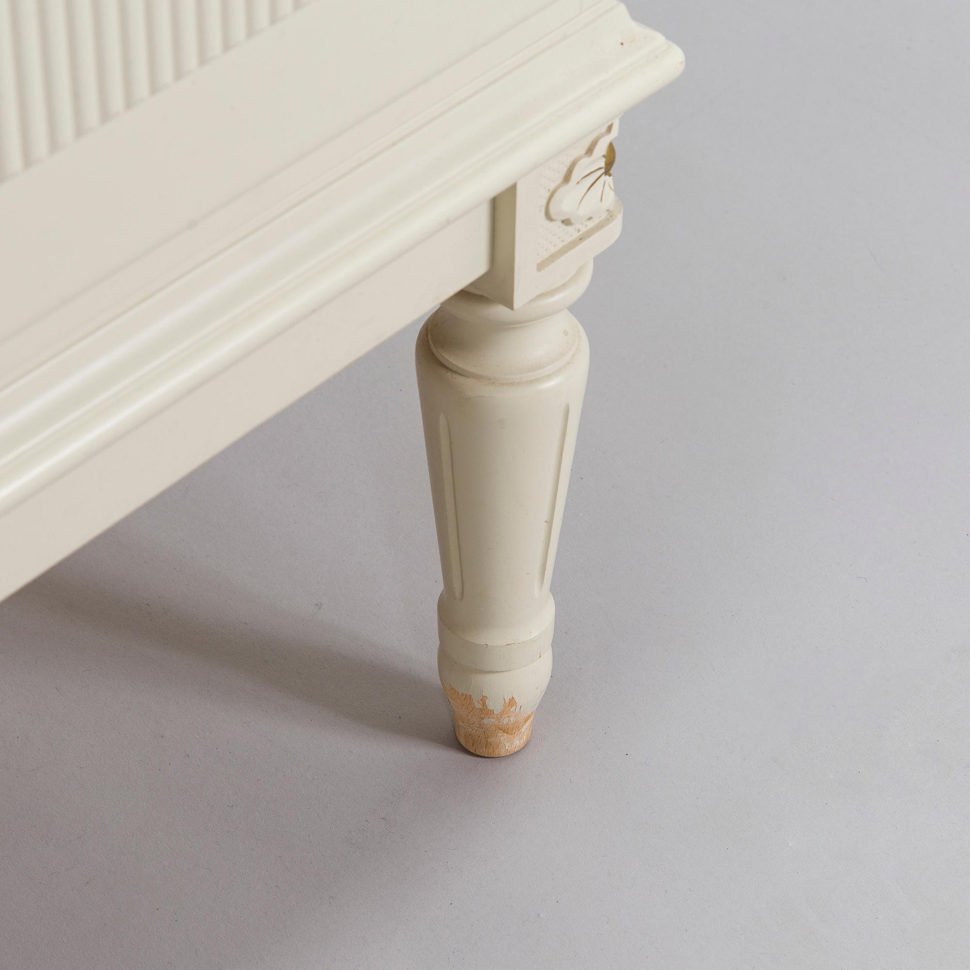 Matsalsskåp, gustaviansk stil, 1900-talets andra hälft.