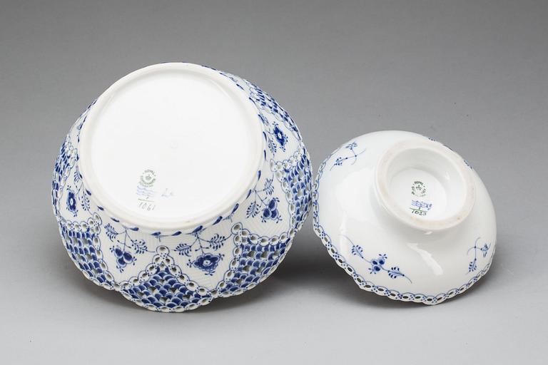 SKÅLAR, 2 st, porslin. "Musselmalet", Royal Copenhagen, 1900-talets andra hälft.