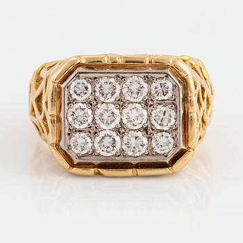 994. An 18K gold ring set with round brilliant-cut diamonds.