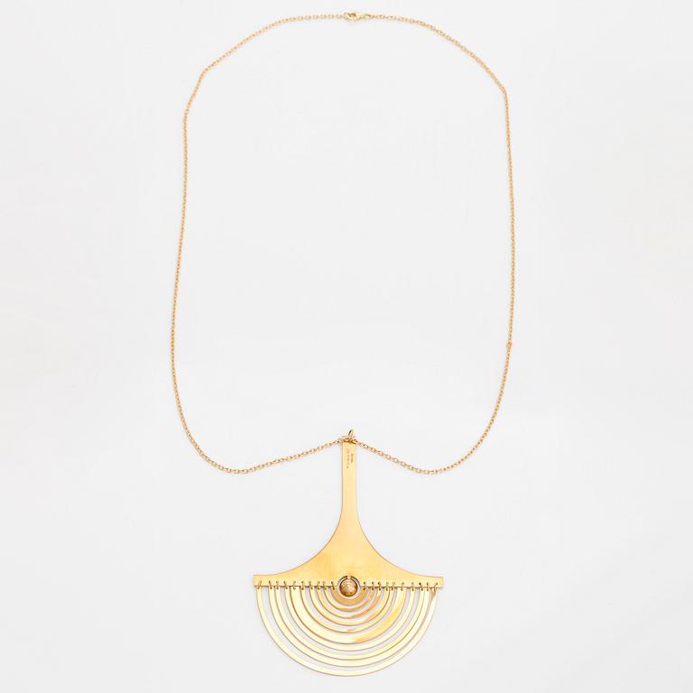 Tapio Wirkkala, an 18K gold necklace, 'Kuunsirppi' (Crescent moon), numbered 1/15. Kultakeskus, Hämeenlinna 2012.