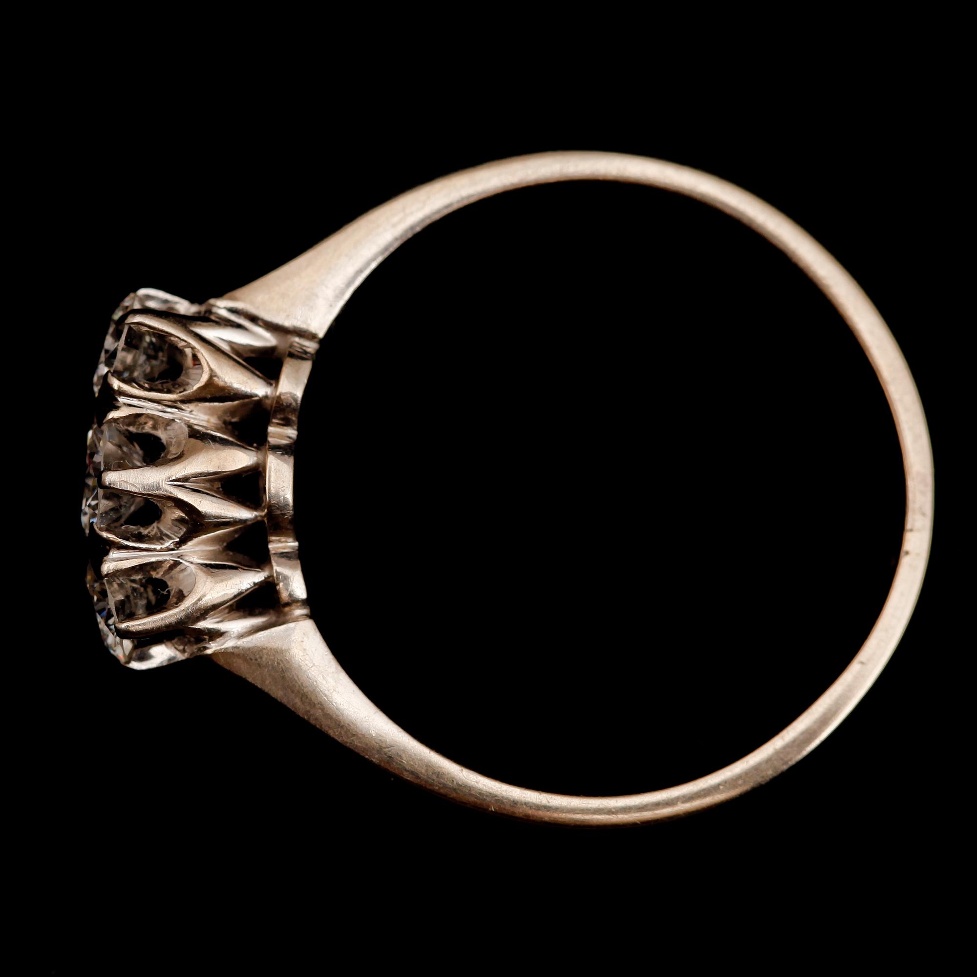 RING, 18 k vitguld, 1962, med 3 briljantslipade diamanter totalt 0.42 ct enligt gravyr.
