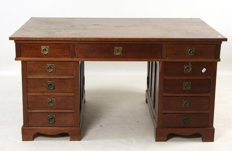 SKRIVBORD, senjugend, 1900-talets första kvartal.