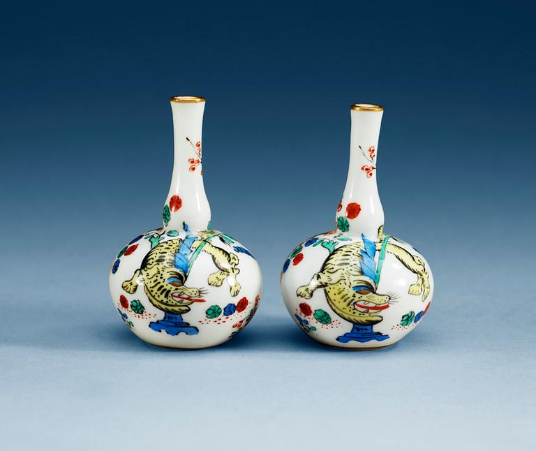 MINIATYRVASER, ett par, porslin. Meissen, 1800-tal.