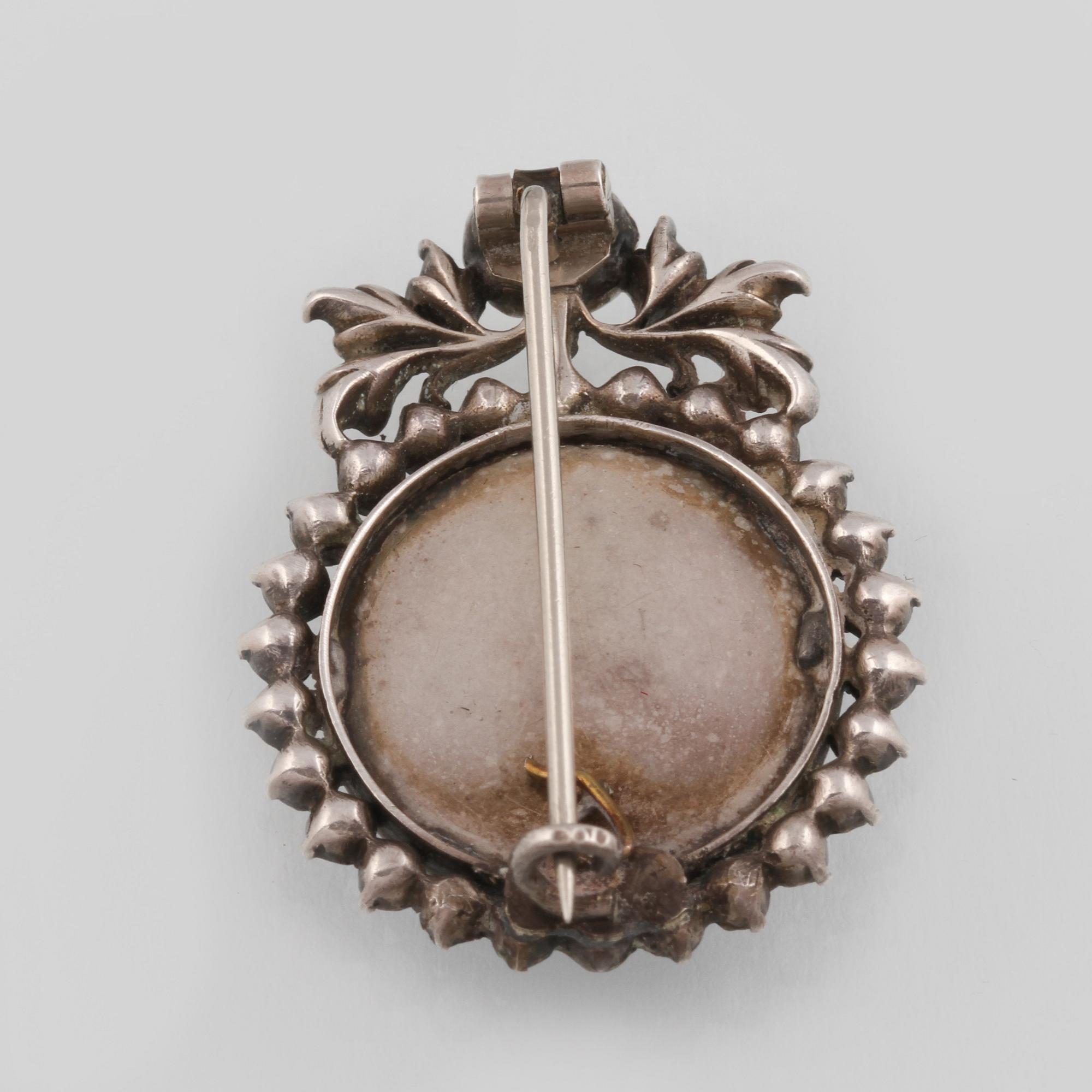 BROSCH, vitmetall med paste.