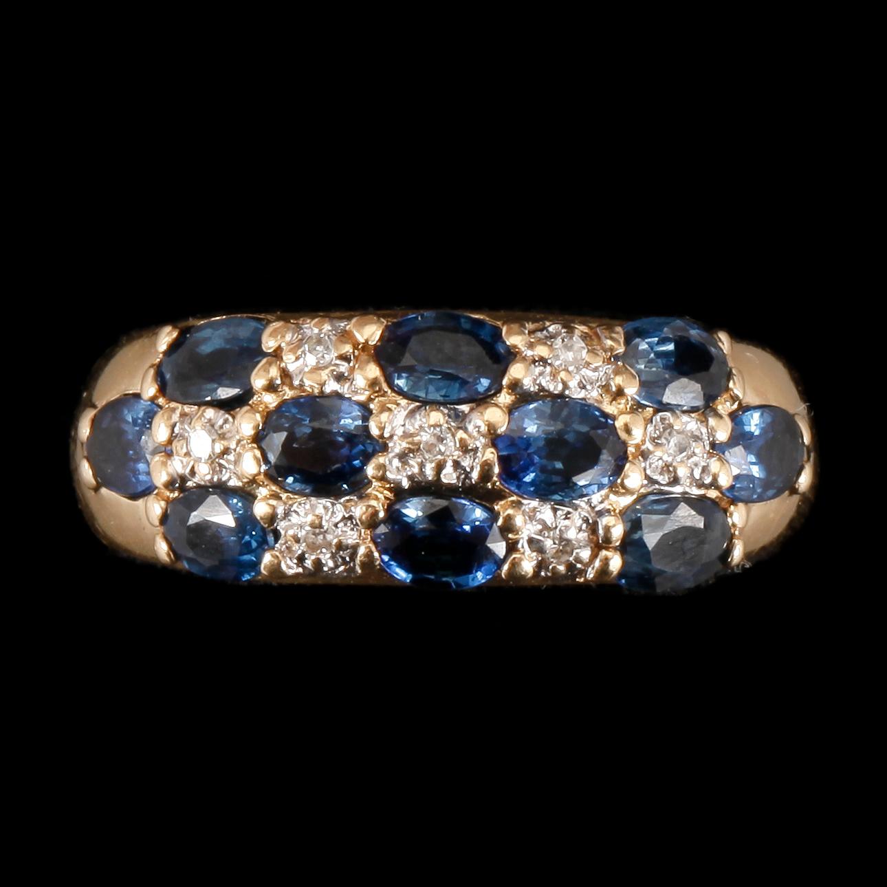 RING, 18k guld med safirer och små diamanter. Vikt 2,9g.