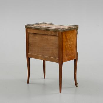 BYRÅ, LOUIS XVI stil, 1900-talets första hälft.