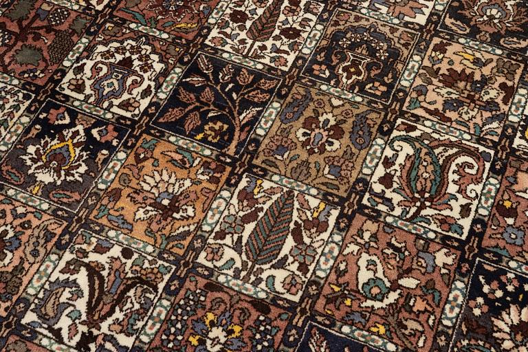 Carpet, Old Bakhtiari, approx. 301 x 223 cm.