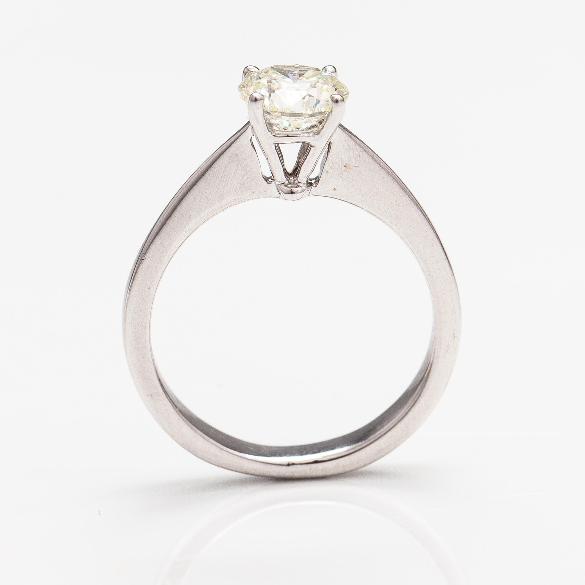 An 18K white gold ring with a ca. 1.01 ct diamond according to certificate.