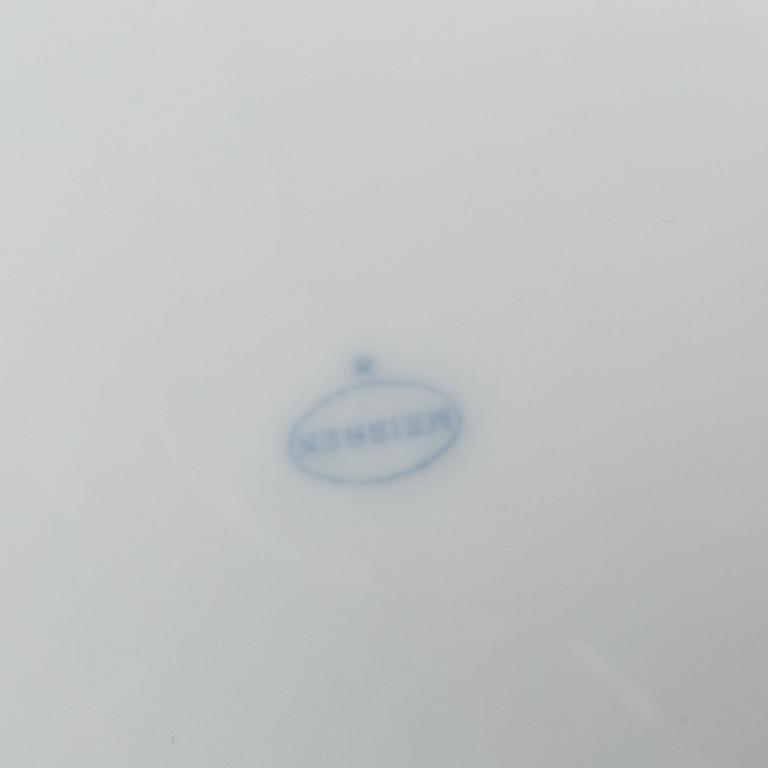 A 54-piece porcelain dinner service, 'Onion pattern/Zwiebelmuster', predominantly Meissenstadt, Tyskland.