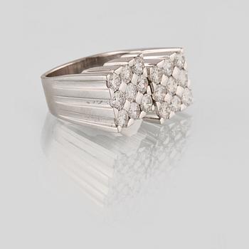 RING, 18K vitguld med 18 briljantslipade diamanter ca 1.80 ct, utländska stämplar. Vikt 11,5 gram.